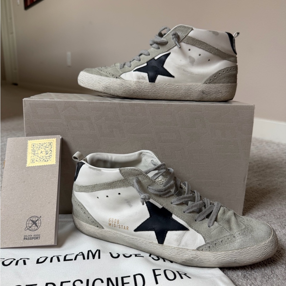 Nearly New Golden Goose Men's Mid Star white with black star 🖤